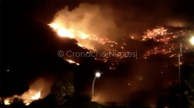Un'immagine dell'incendio ripresa dalla città di Bosa