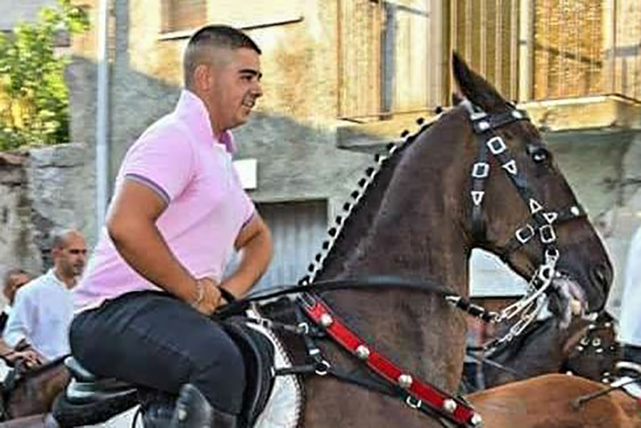 20enne cade da cavallo a Noragugume: è grave