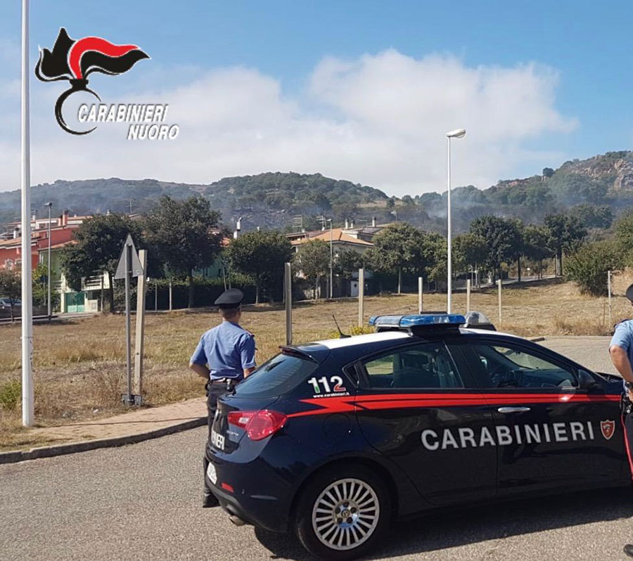 Macomer. Un incendio di vaste proporzioni lambisce le case