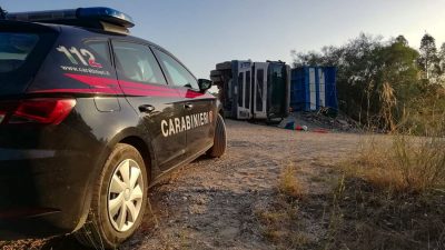 Il camion dopo il ribaltamento