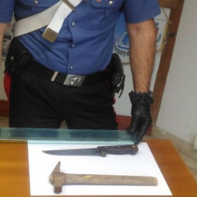 Coltello e martello sequestrati dagli inquirenti