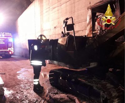 L'escavatore dato alle fiamme