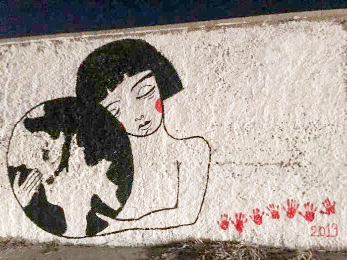 Una scritta sessista contro Carola Rackete in una strada sarda cancellata con un disegno d’amore