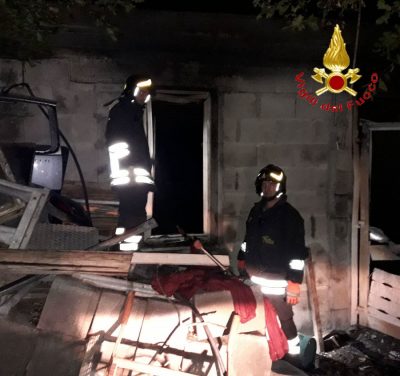 Vigili del Fuoco nel casolare incendiato