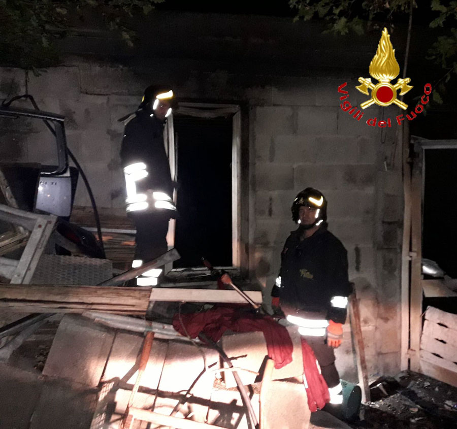 Casolare in fiamme nella mattinata di oggi: ingenti  danni alla struttura