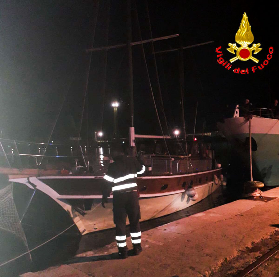 SOS la nave affonda: intervengono i Vigili del Fuoco