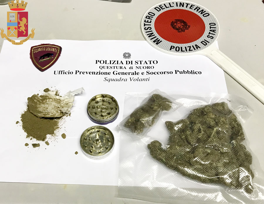 Nuoro. Marijuana nascosta dietro una cassettiera in camera da letto: 20enne denunciato