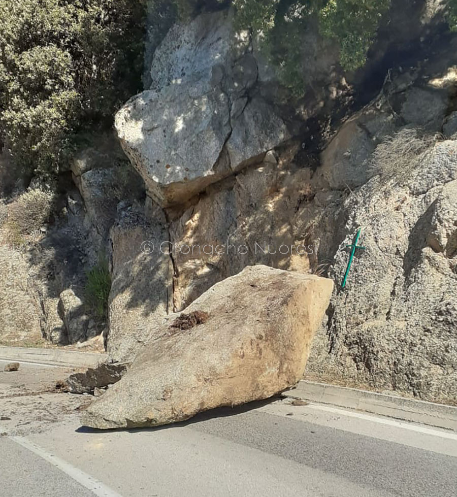 Blocco di roccia frana sulla strada per l’Ortobene: si lavora per liberare la carreggiata
