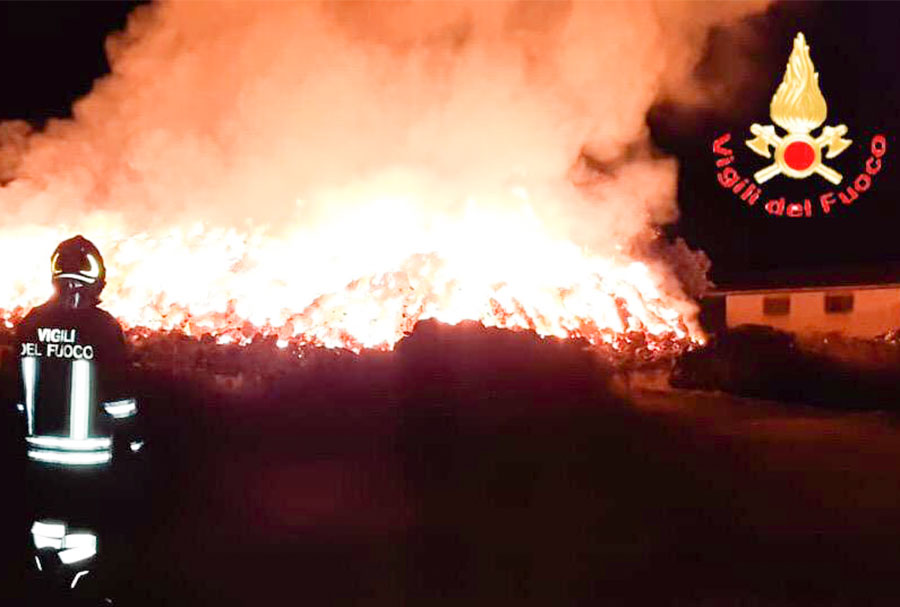 Imponente incendio avvolge un pagliaio: in fumo circa 7000 balle di foraggio