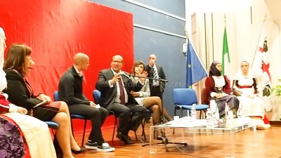L'ambasciatore egiziano con gli studenti (f. P.G. Vacca)