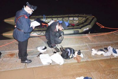 Carabinieri mentre ispezionano il natante