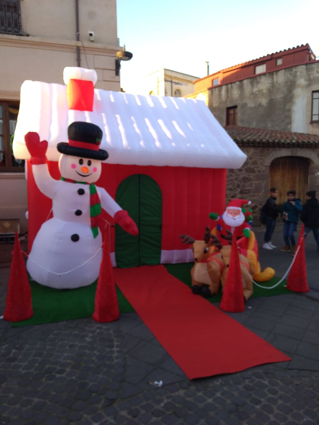 Nuoro. La casa di Babbo Natale e  suoi elfi aspetta tanti bambini