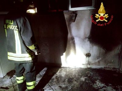 I Vigili del fuoco all'interno dell'abitazione andata a fuoco
