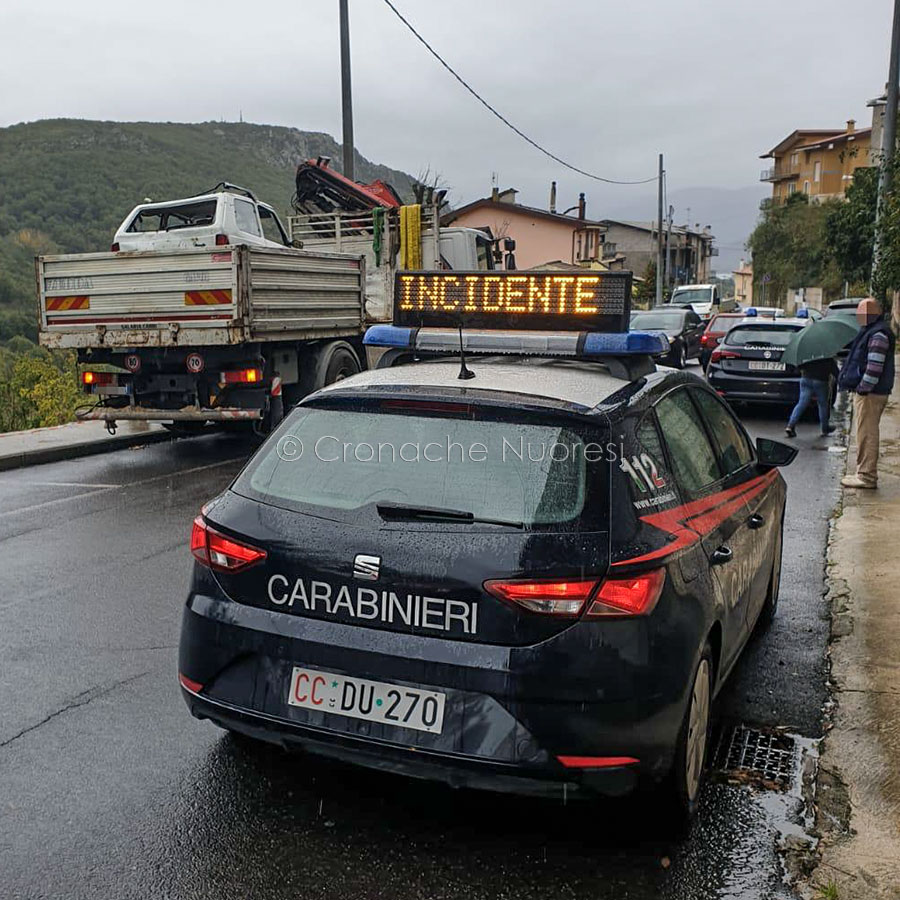 Perde il controllo della Panda, che sfonda una recinzione e vola nella scarpata: 20enne al San Francesco