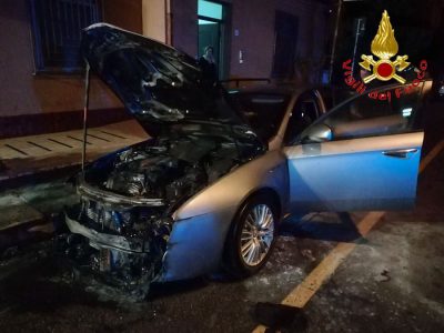 L'Alfa Romeo data alle fiamme a Tortolì