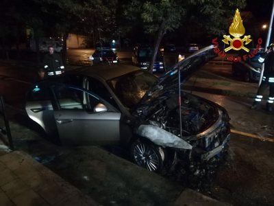 L'Alfa Romeo data alle fiamme a Tortolì