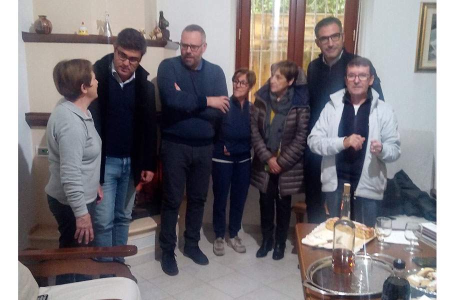 Il sindaco Andrea Soddu visita a Desulo la famiglia che offre i ceri per la festa delle Grazie