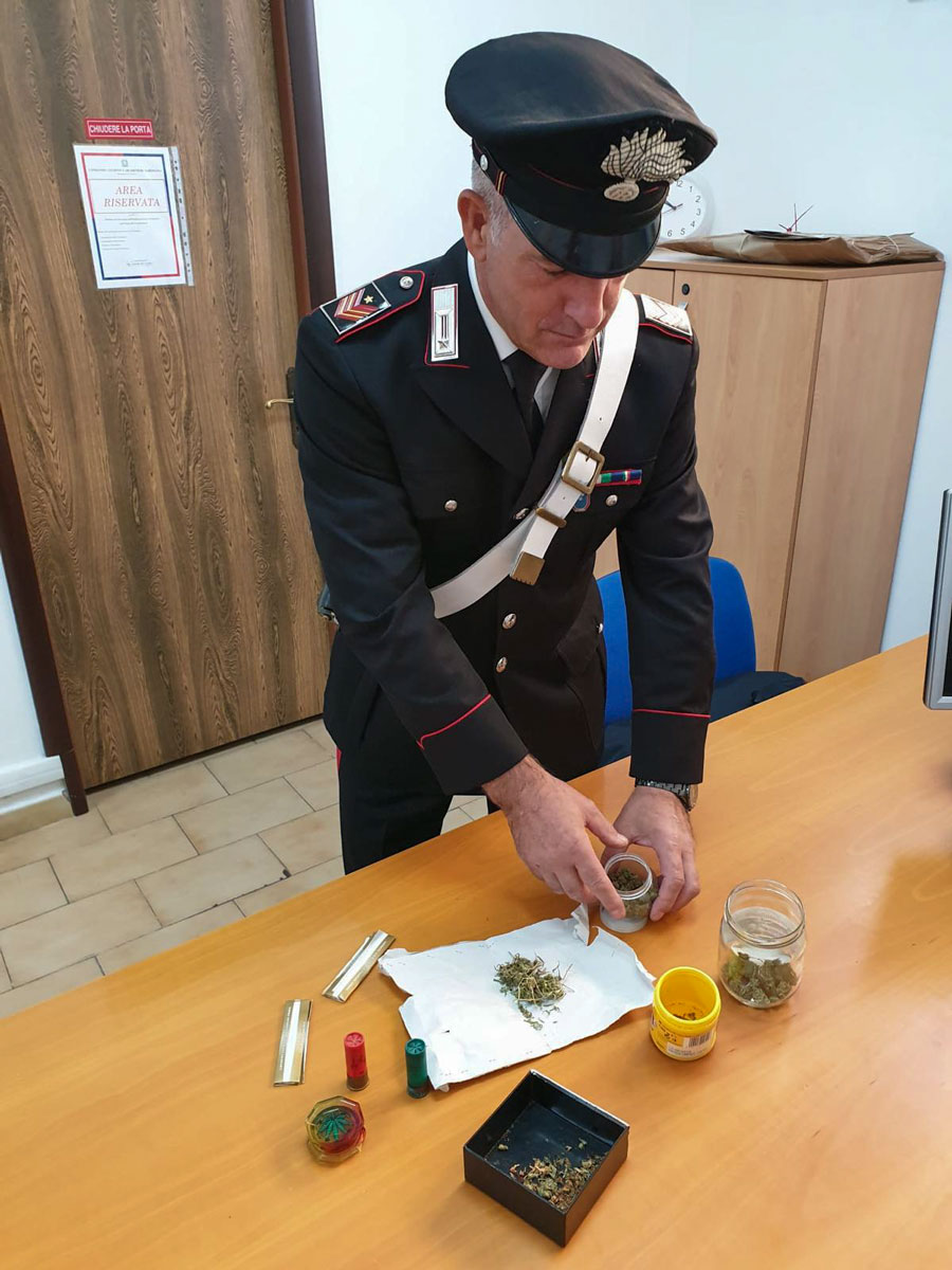 Agli arresti domiciliari sorpreso a spacciare: due denunce