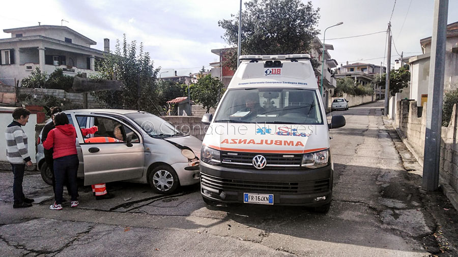 Un guasto ai freni e si schianta contro un’ambulanza: 3 feriti