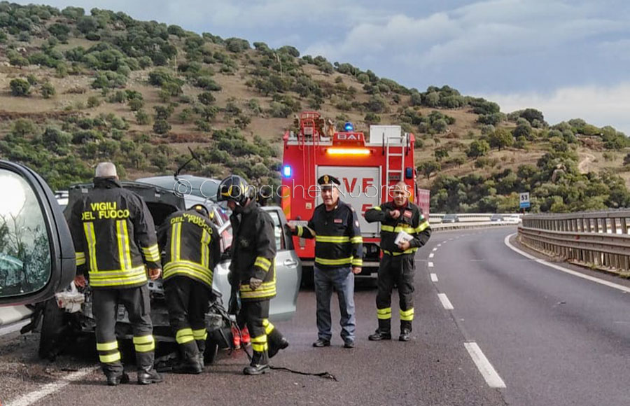 Nuoro. Perde il controllo dell’auto e si schianta sulla barriera spartitraffico: 30enne al San Francesco