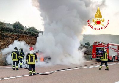 L'auto andata a fuoco sulla Statale 389