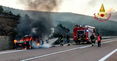 L'auto andata a fuoco sulla Statale 389