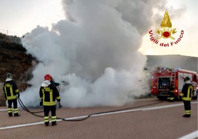 L'auto andata a fuoco sulla Statale 389