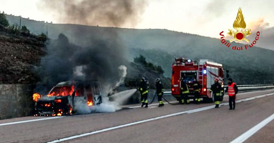 Un corto circuito a va a fuoco un’auto in transito sulla Statale 389