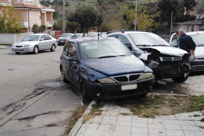 Le due auto dopo lo schianto in via Biasi