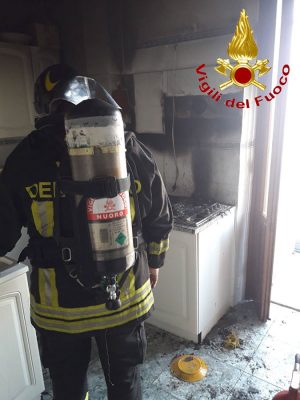 L'interno della cucina andata a fuoco