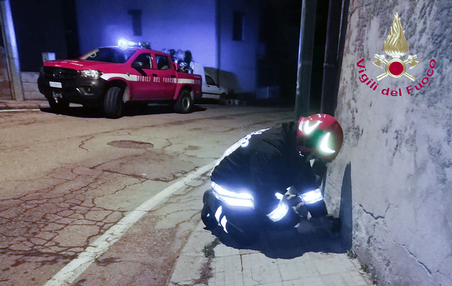 Auto urta condotta del gas: Vigili del fuoco in azione per bloccare le fuga