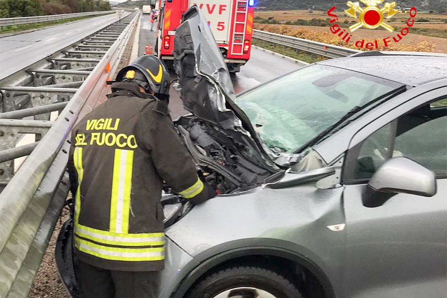 Scontro tra auto e mezzo pesante sulla 131 DCN a pochi chilometri da Nuoro