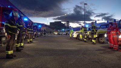 L'omaggio di Volontari, Protezione Civile e Forestale ai Vigili del fuoco di Nuoro (foto S.Novellu)