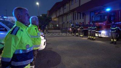 L'omaggio di Volontari, Protezione Civile e Forestale ai Vigili del fuoco di Nuoro (foto S.Novellu)