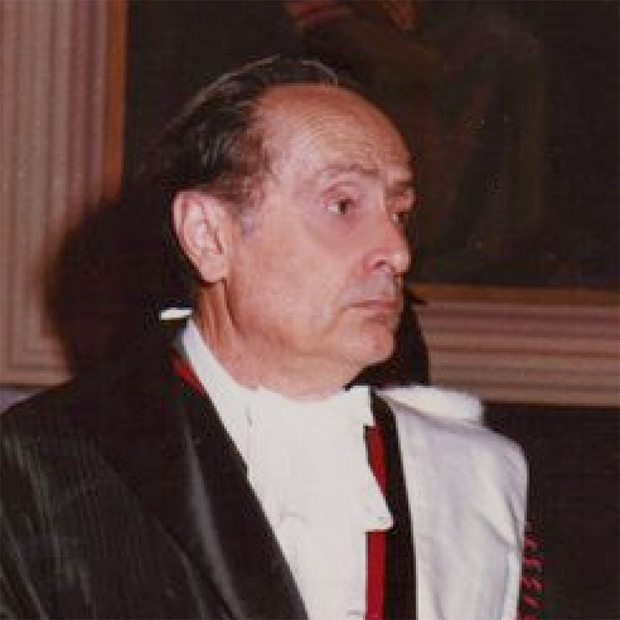 Si sporge dal balcone e cade: morto il linguista Massimo Pittau