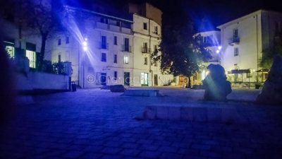 Nuoro. La piazza Satta si tinge di blu per la Giornata dell'infanzia (foto Cronache Nuoresi)