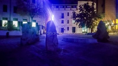 Nuoro. La piazza Satta si tinge di blu per la Giornata dell'infanzia (foto Cronache Nuoresi)