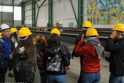 Studenti all'interno di un'industria che ha aderito al Pmiy day