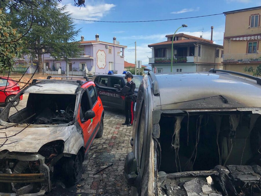 Attentato incendiario nella notte: a fuoco due auto di una ditta che fa manutenzione alla ASL