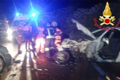 Sanitari e vigili sulla scena dell'incidente