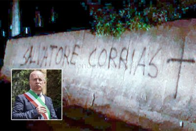 Le scritte intimidatorie e il sindaco Salvatore Corrias