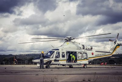 Tecnici della Guardia di Finanza in elisoccorso
