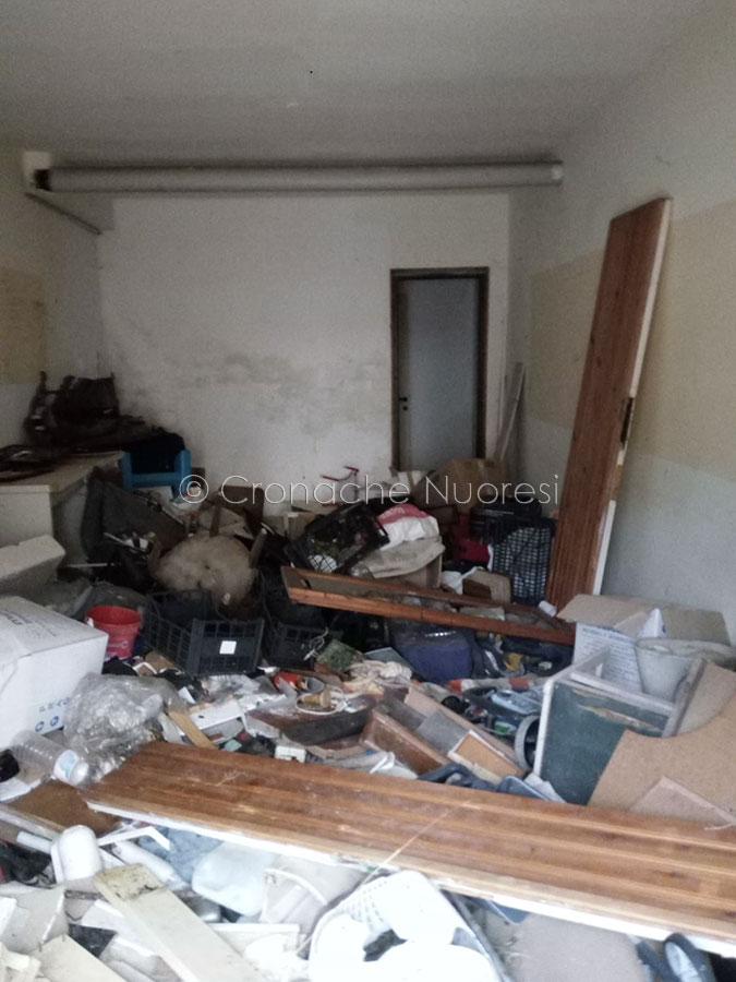 Nuoro. Discarica sotto il palazzo e ascensore inagibile dal 1985: la denuncia dei residenti di via Rossini