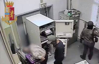 Un momento del colpo all'Ufficio postale di Orgosolo