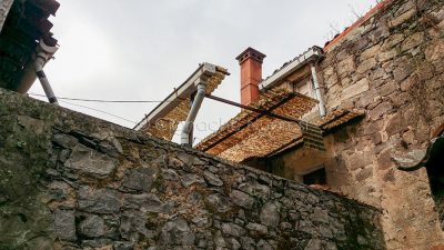 Un vecchio immobile da ristrutturare (foto S.Novellu)