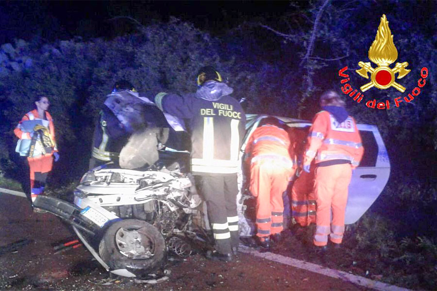 Frontale tra due auto: una persona rimane incastrata nell’abitacolo