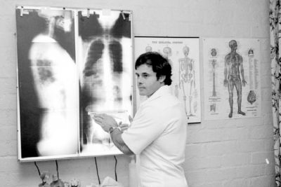 Franco Colombu durante una seduta chiropratica