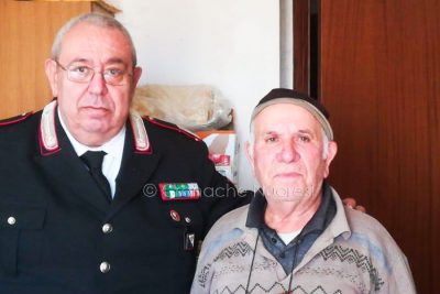 L'85enne Cesare Carta con il luogotenente dei Carabinieri Basile