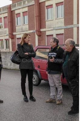 La dottoressa Cattina con i protestanti (f. F. Becchere)