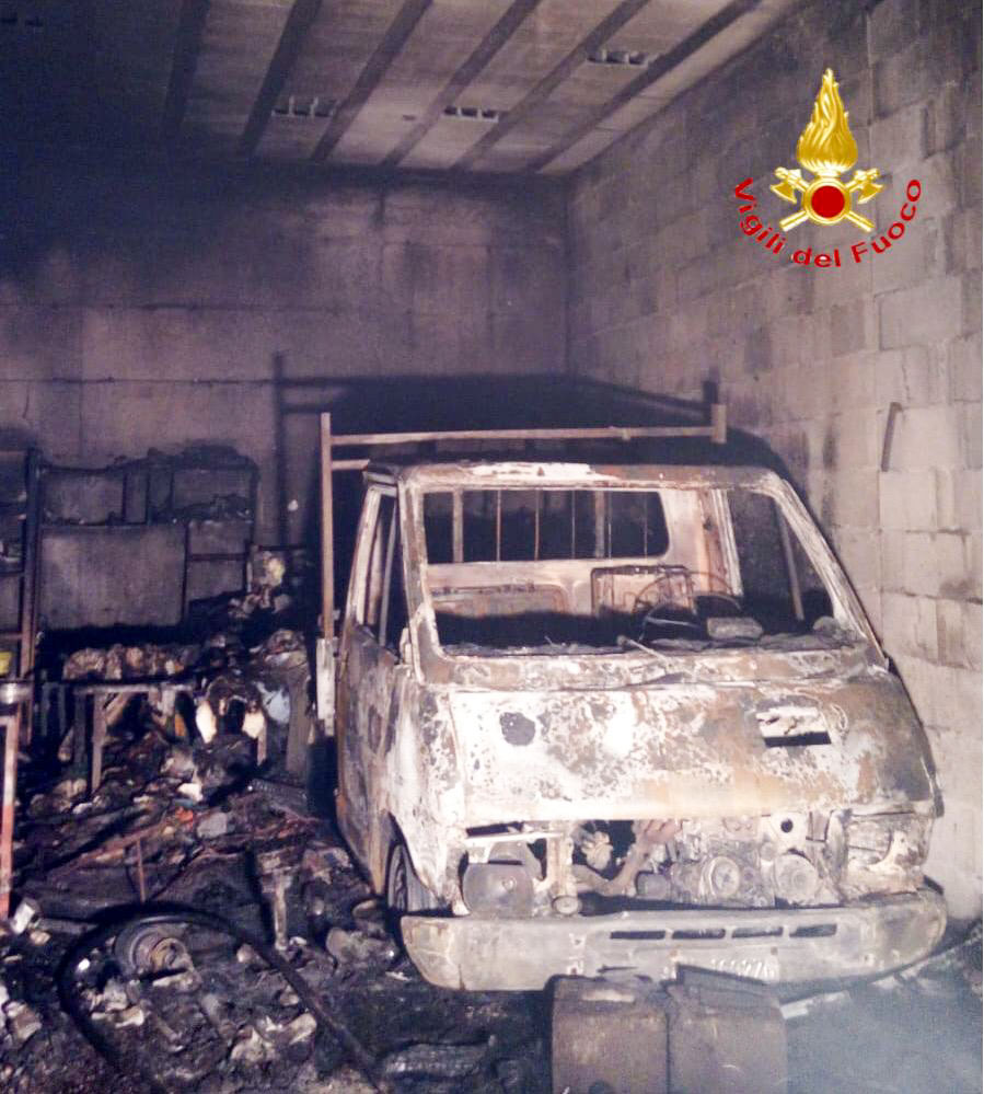 Momenti di panico a Villagrande Strisaili. Garage va a fuoco e distrugge due veicoli